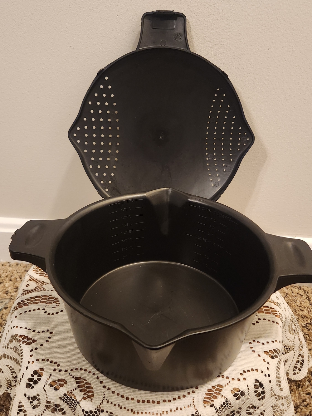 Pampered Chef Large 2 QT Micro Cooker with Built-In Strainer Lid #2778
